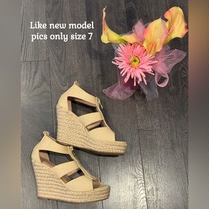 Like NEW 💕 Neutral Wedge Sandals